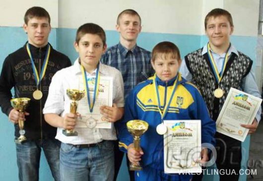 Мариупольские борцы привезли с турнира в Крыму 4 золотые медали