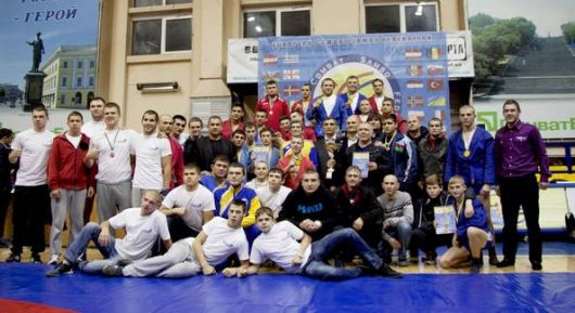 Результаты чемпионата Европы по боевому самбо среди мужчин, юношей и юниоров.