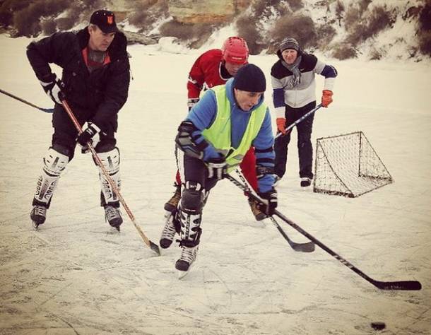Василий Ломаченко играет в хоккей на днестровском лимане ! Фото.