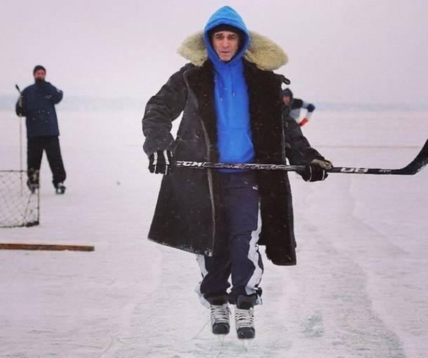 Василий Ломаченко играет в хоккей на днестровском лимане ! Фото.